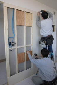 建具を3枚連動引戸に変更し、開放的＆フレキシブルな空間に